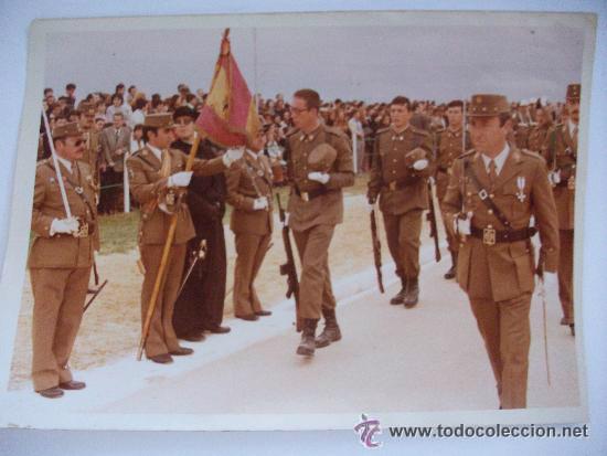 Fotograf&iacute;a antigua: FOTO DE JURA DE BANDERA : OFICIALES CON SABLE, BANDERA CON AGUILA, ETC . 12,5 X 17,5 CM