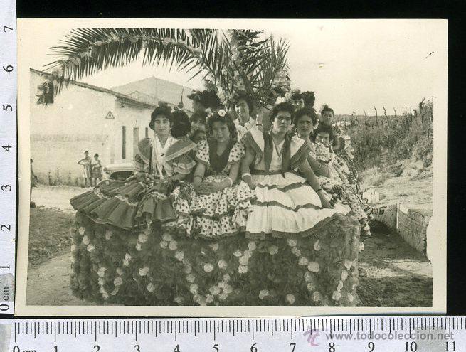 Fotografia antica: FOTOGRAFIA MUCHACHAS SUBIDAS EN UNA  CARRIOLA VESTIDAS DE FLAMENCAS