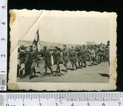 Photographie ancienne: FOTOGRAFIA DE UN GRUPO MILITAR , JURA DE BANDERA EN EL FRENTE O EN EL CAMPO,  ALFONSO XIII ?