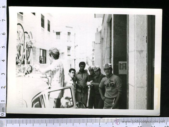 Alte Fotografie: FOTOGRAFIA PREPARANDO EL COCHE CICLISTA