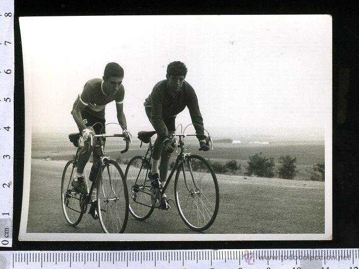 Fotograf&iacute;a antigua: FOTOGRAFIA CICLISTA SUBEINDO LA CUESTA VIRGEN DE GRACIA CARMONA 1969