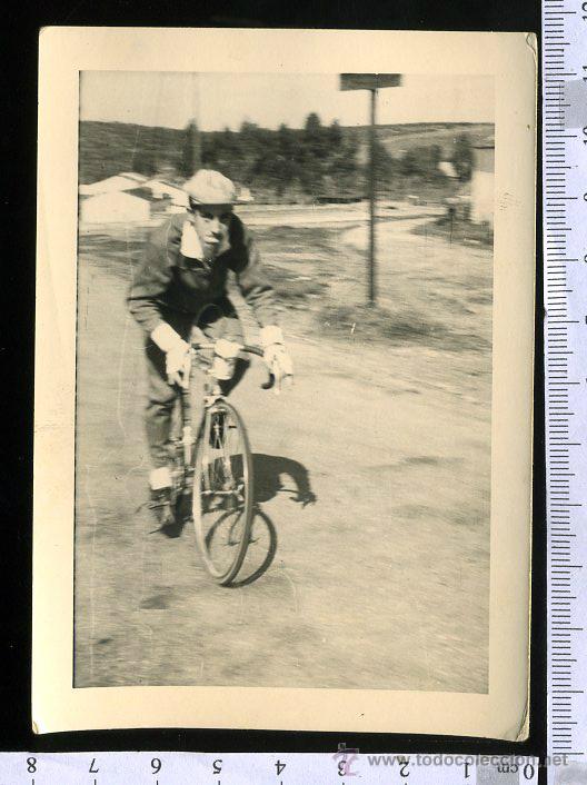 Fotograf&iacute;a antigua: FOTOGRAFIA CICLISTA RODANDO EN CARRETERA