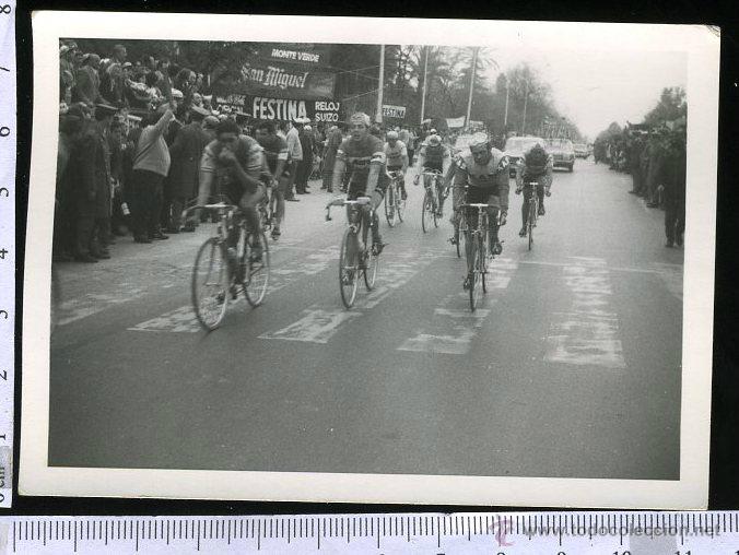 Antique Photography: FOTOGRAFIA CARRERA CICLISTA, POLICIAS CONTENIENDO A LA GENTE