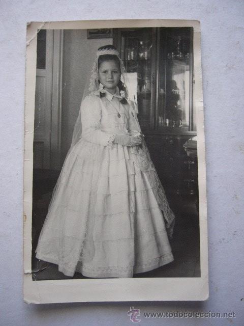 Fotografia antica: FOTO DE NI&Ntilde;A CON VESTIDO DE PRIMERA COMUNION. 9 X 13 CM 1962. DORSO ESCRITO.