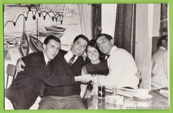 Photographie ancienne: fotografia - ++&iquest;la reconoce? ++ - tomando un refresco - sin mas datos - a&ntilde;os 60