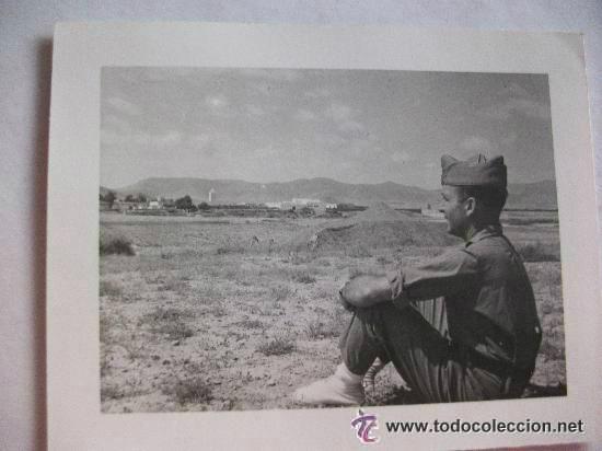 Photographie ancienne: PROTECTORADO : MILITAR : OFICIAL DEL EJERCITO CON CAMPO Y MEZQUITA AL FONDO , A&Ntilde;OS 50. 7 x 9 cm