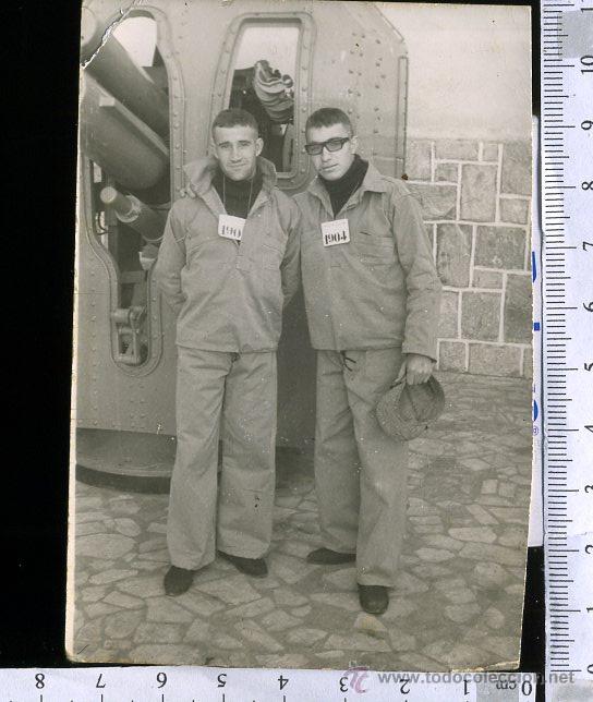 Photographie ancienne: FOTOGRAFIA MILITAR. MARINEROS CON  PLACA IDENTIFICATIVA Y ROPA DE FAENA