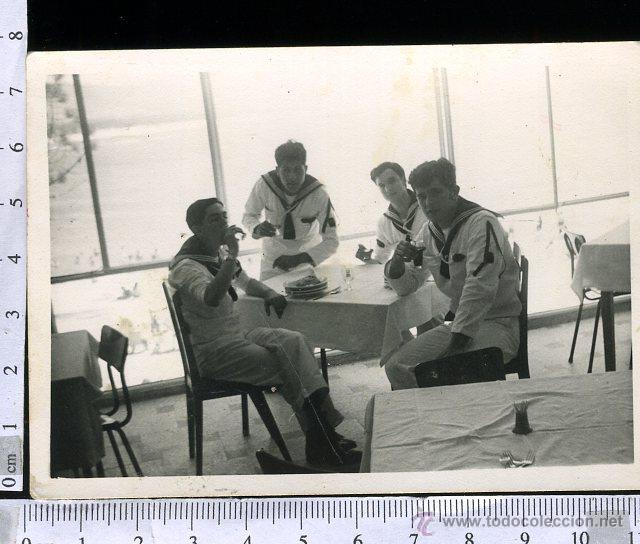 Fotografia antica: FOTOGRAFIA MILITAR. MARINEROS EN LA CANTINA.  QUE RECUERDO