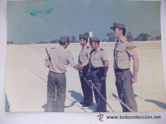 Fotograf&iacute;a antigua: OFICIAL FELICITANDO A CAPITAN Y TENIENTES DEL EJERCITO ESPA&Ntilde;OL CON SABLE . 12,5 X 17,5 CM..