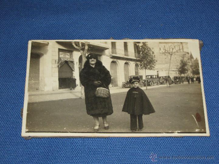 Fotografia antiga: FOTOGRAFIA SE&Ntilde;ORA CON NI&Ntilde;O UNIFORMADO CON GORRA DE PLATO Y CAPA