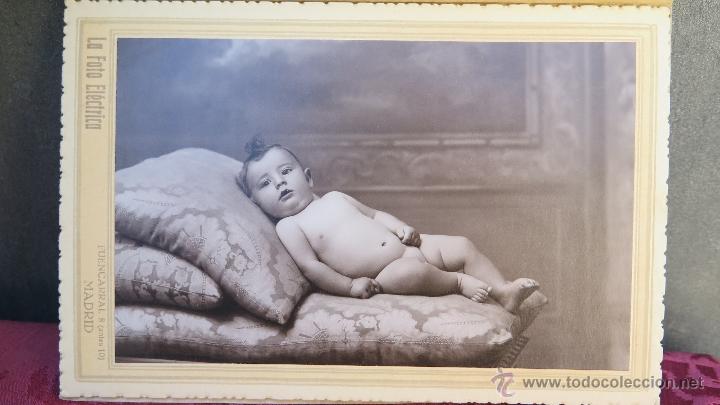 Photographie ancienne: ANTIGUA FOTOGRAFIA DIPTICO DE NI&Ntilde;O DESNUDO. FOTO LA ELECTRICA. FUENCARRAL CON ESCUDO DE LA REPUBLICA