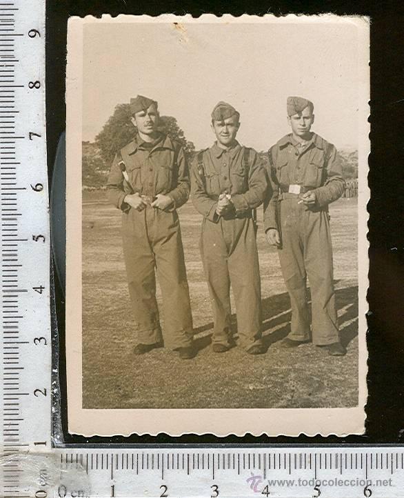 Fotograf&iacute;a antigua: FOTOGRAFIA MILITAR. SOLDADOS CON MONO DE FAENA. SELLADA POR DETRAS TRASNMICIONES DEL EJERCITO