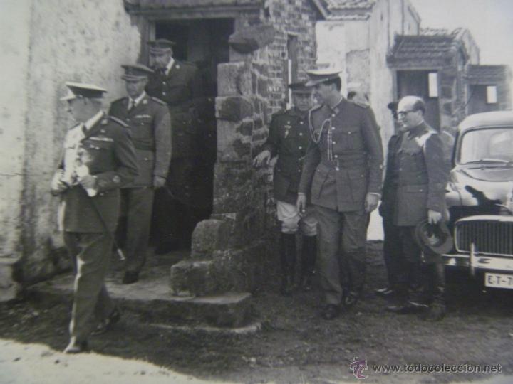 Fotograf&iacute;a antigua: GENERAL DE AVIACION CON COLECTIVA, AYUDANTE Y COCHE OFICIAL EJERCITO DEL AIRE