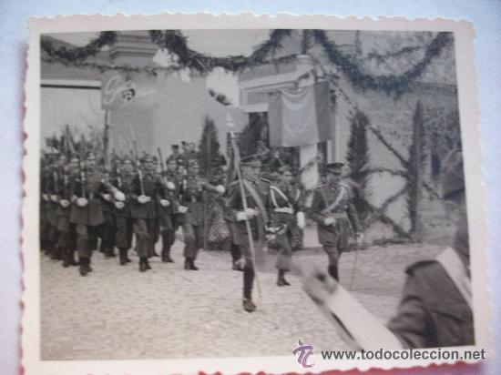 Fotografia antiga: MILITAR : DESFILE DE TROPAS . CORPUS . A&Ntilde;OS 40 .......... 6,5 x 8,5 cm