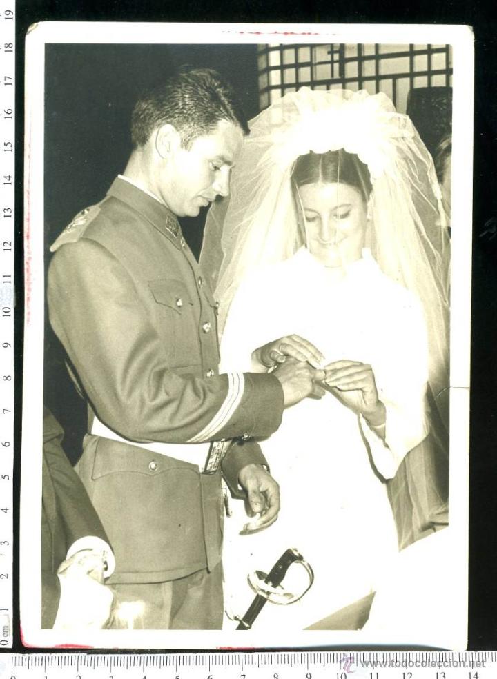 Fotograf&iacute;a antigua: FOTOGRAFIA MILITAR  DE UN SARGENTO DE INFANTERIA DE GALA CON SABLE.