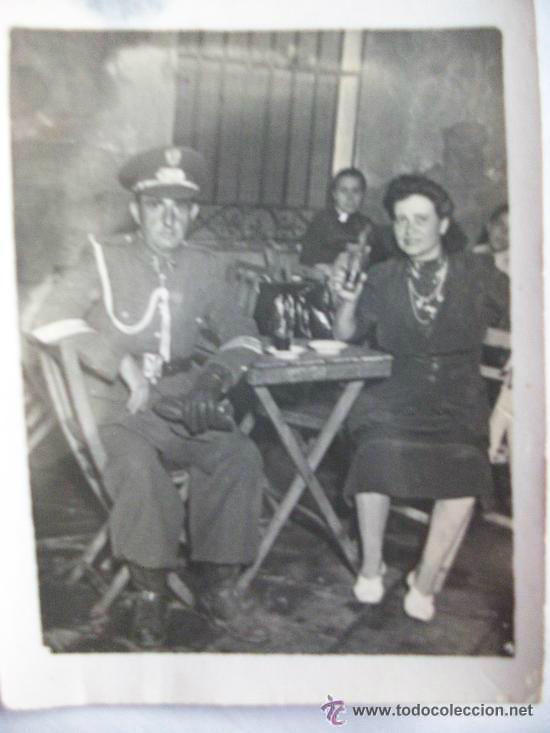 Antique Photography: MILITAR : SARGENTO DE ARTILLERIA CON CORDON DE AYUDANTE EN UNA MESA CON SE&Ntilde;ORA . 6 x 8 cm