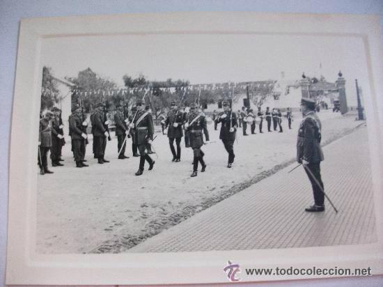 Fotograf&iacute;a antigua: CORONEL CON SABLE PRESENCIANDO DESFILE ............ 7,5 x 10,5 cm