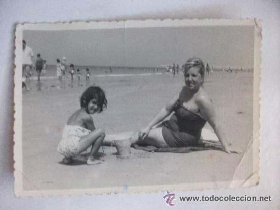 Alte Fotografie: FOTO DE SE&Ntilde;ORA EN BA&Ntilde;ADOR CON NI&Ntilde;A EN LA PLAyA . FOTOUNION, CADIZ , 1962 . 7 x 10,5 cm