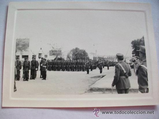 Fotograf&iacute;a antigua: CORONEL CON SABLE PRESENCIANDO DESFILE. A&Ntilde;OS 50. . 7,5 x 10,5 cm