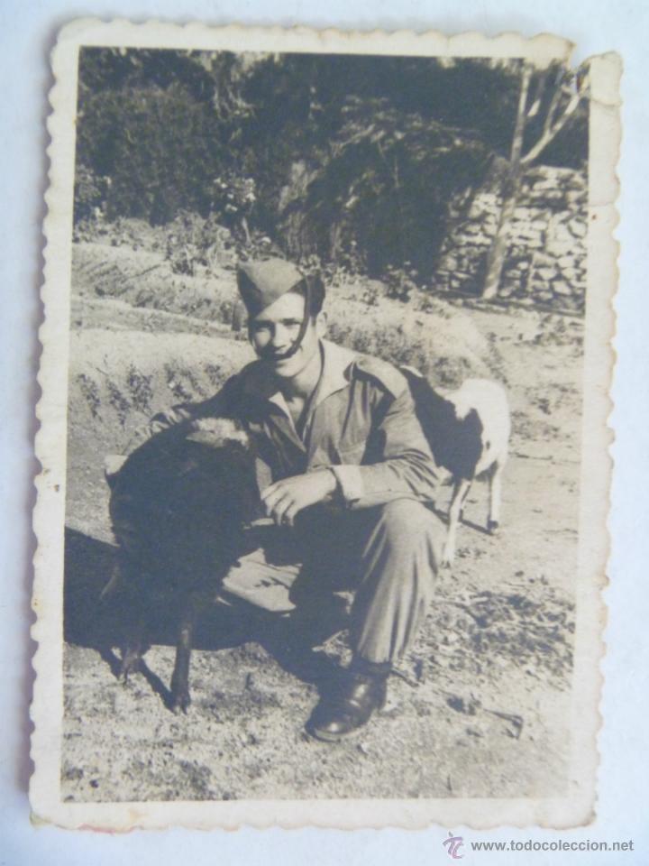 Fotograf&iacute;a antigua: LA LEGION : FOTO DE LEGIONARIO CON CABRAS