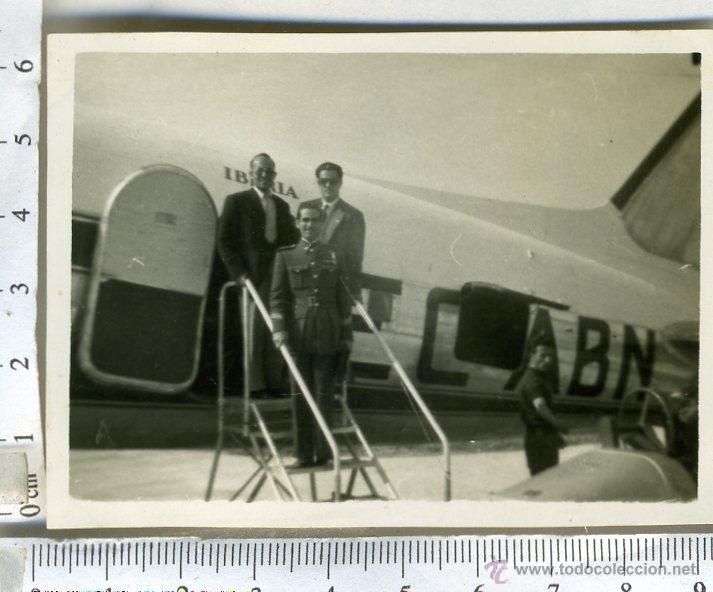 Antique Photography: FOTOGRAFIA MILITAR DE AVIACION SUBIENDO A UN AVION DE IBERIA.
