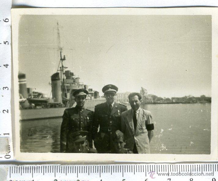 Fotograf&iacute;a antigua: FOTOGRAFIA MILITAR OFICIALES DE AVIACION Y ACOMPA&Ntilde;ANTE CON BRAZALETE NEGRO