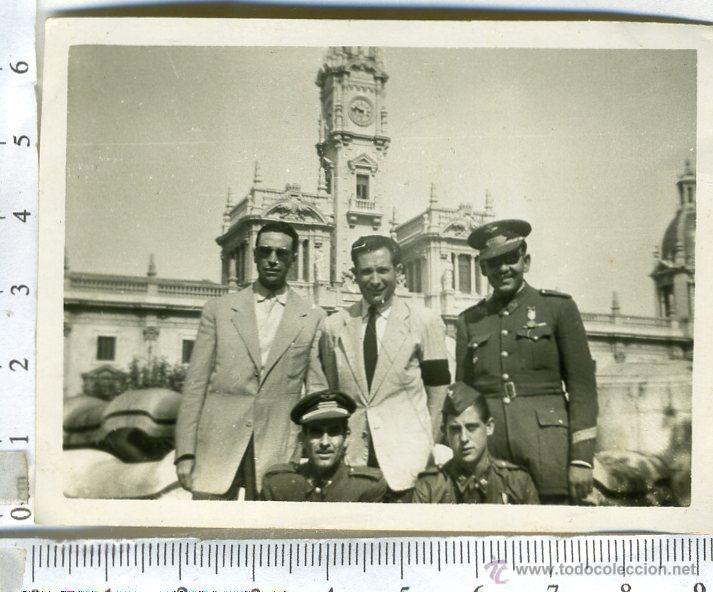 Fotografia antiga: FOTOGRAFIA MILITAR OFICIALES DE AVIACION Y ACOMPA&Ntilde;ANTES , UNO CON BRAZALETE NEGRO