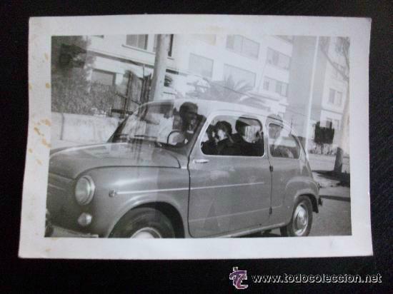 Fotograf&iacute;a antigua: FOTO DE FAMILIA REFLEJADA EN UN SEAT 600 .......... 7,5 x 11 cm..