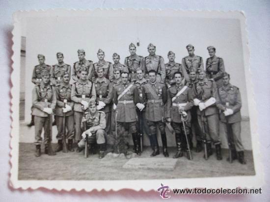Fotograf&iacute;a antigua: MILITAR : CADETES MILICIAS UNIVERSITARIAS CON MAUSER Y PROFESORES CON SABLE . 6 x 8 cm