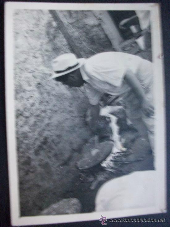 Photographie ancienne: SE&Ntilde;OR PREPARANDO UNA PAELLA . A&Ntilde;OS 60 .... 7,5 x 10,5 cm
