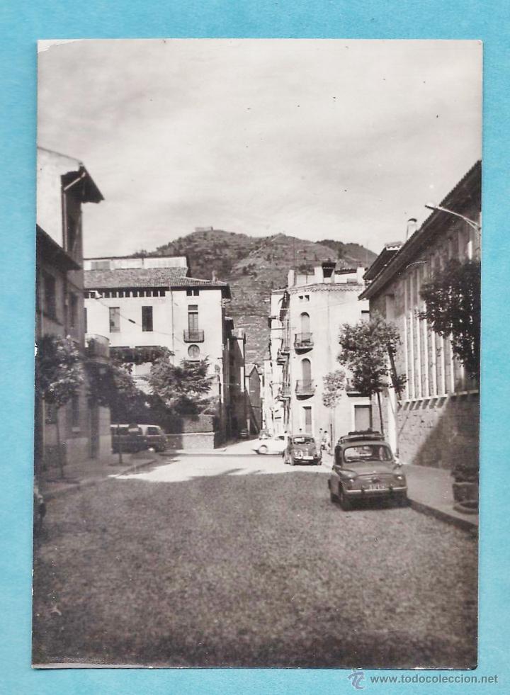 Fotograf&iacute;a antigua: fotografia ++ &iquest;la reconoce?++ pueblo - calle con coche seat 600 - sin + datos - a&ntilde;os 60