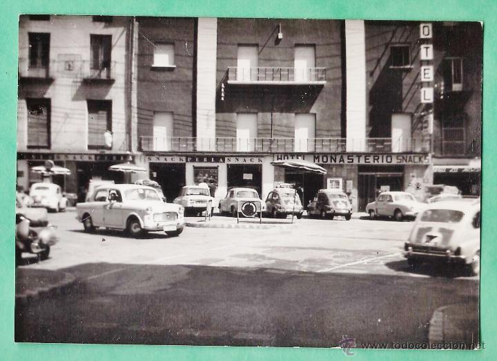 Fotograf&iacute;a antigua: fotografia ++ &iquest;la reconoce?++ ciudad - plaza con coche seat 600 - sin + datos - a&ntilde;os 60