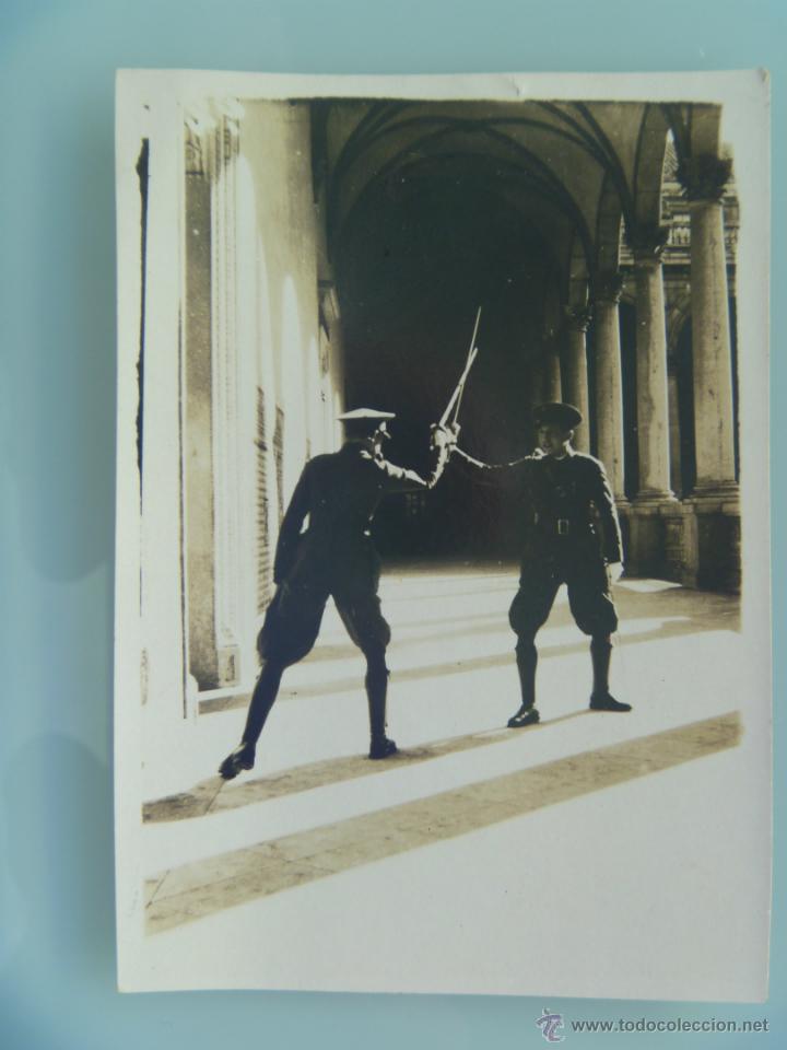 Fotograf&iacute;a antigua: CADETES DE LA ACADEMIA MILITAR DE TOLEDO SIMULANDO UN DUELO A SABLE , A&Ntilde;OS 20 .