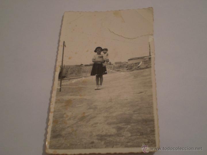 Fotograf&iacute;a antigua: ANTIGUA FOTOGRAFIA DE NI&Ntilde;A CON MU&Ntilde;ECA.TARGUIST,MARRUECOS,1936.