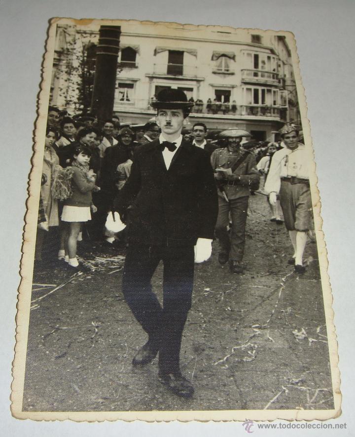 Fotograf&iacute;a antigua: Carnaval de Cadiz. A&ntilde;os 50-60. El Charlot de Cadiz (famoso personaje) en la Cavalgata