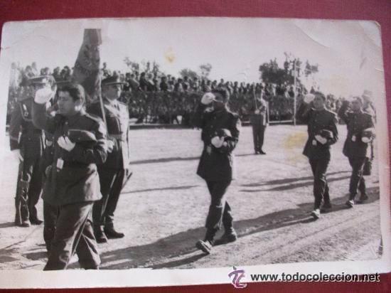 Fotograf&iacute;a antigua: JURA DE BANDERA : OFICIAL CON SABLE, SARGENTO , SOLDADOS Y BANDERA CON AGUILA .. 12 x 18 cm