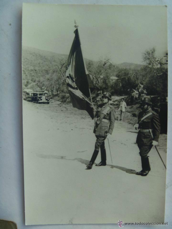Fotograf&iacute;a antigua: ACTO MILITAR : ABANDERADO Y OFICIAL CON SABLE , CASCOS Z . BANDERA CON AGUILA.