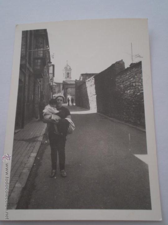 Alte Fotografie: ANTIGUA FOTOGRAFIA MUJER CON NI&Ntilde;A EN UNA CALLE DE VITORIA,ALAVA,A&Ntilde;OS 60