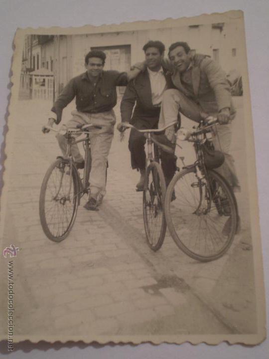 Fotograf&iacute;a antigua: ANTIGUA FOTOGRAFIA JOVENES EN BICICLETA,SEVILLA.A&Ntilde;OS 50