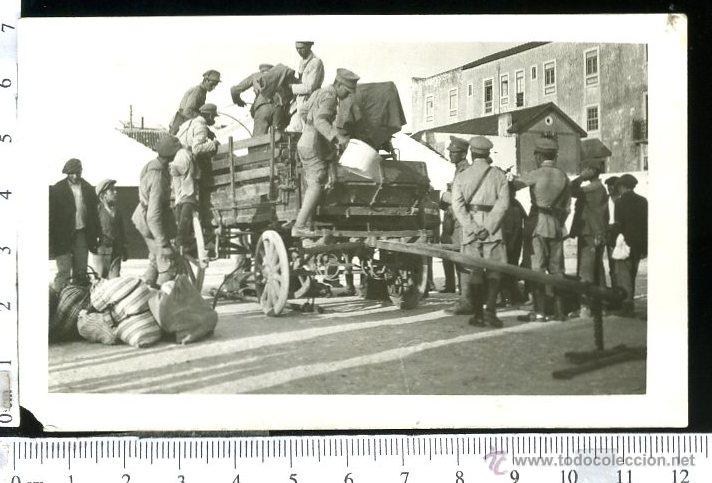 Alte Fotografie: FOTOGRAFIA MILITAR, SOLDADOS CARGANDO VIVERES A UN CARRO, SEGUNDA GUERRA MUNDIAL