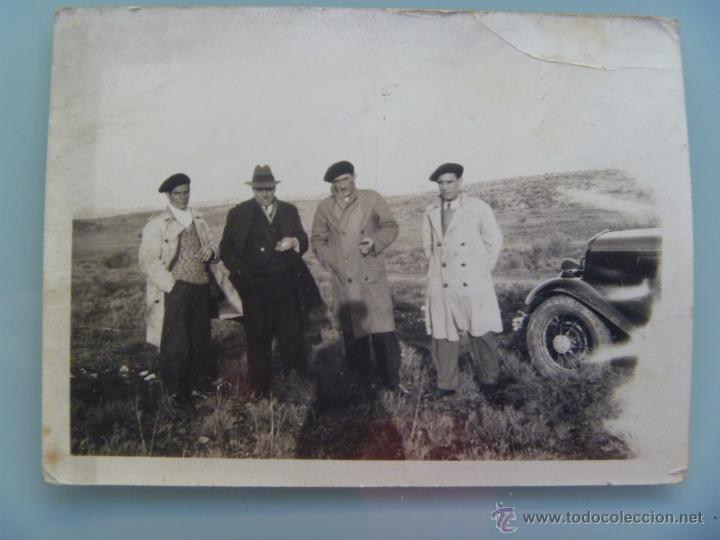 Fotograf&iacute;a antigua: FOTO DE GRUPO EN CAMPO : BOINAS, GABARDINAS Y COCHE DE EPOCA , SOMBRA FOTOGRAFO . A&Ntilde;OS 20-30