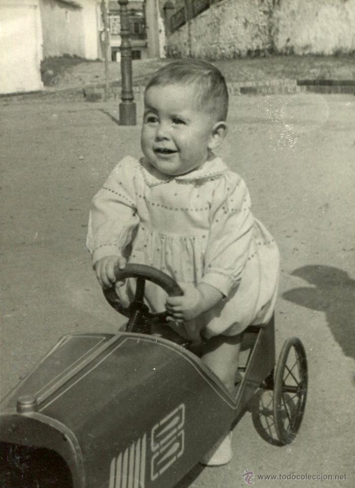 Fotograf&iacute;a antigua: El ni&ntilde;o y su coche, 1948