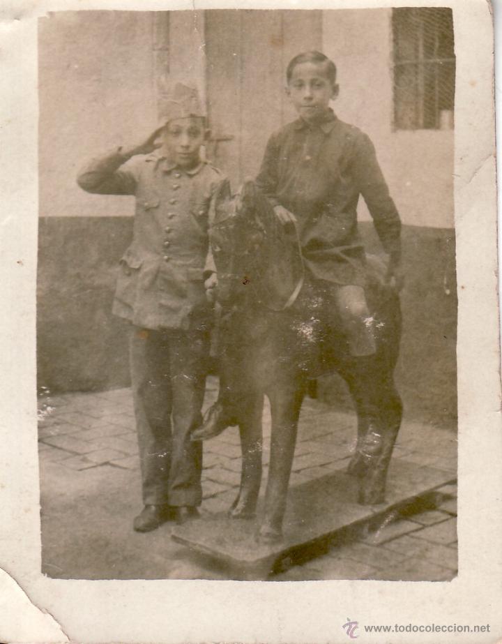 Fotografia antica: FOTOGRAFIA 9X7 CMS - DOS NI&Ntilde;OS VESTIDOS DE MILITAR UNO DE ELLOS EN CABALLO DE CARTON