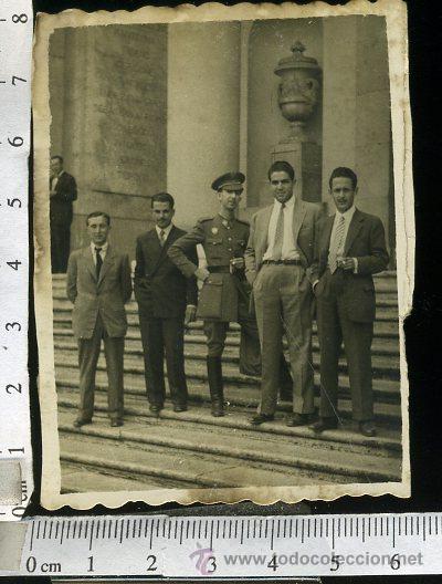 Fotograf&iacute;a antigua: FOTOGRAFIA MILITAR. ALFEREZ DE MILICIAS UNIVERSITARIAS Y ACOMPA&Ntilde;ANTES. 1947