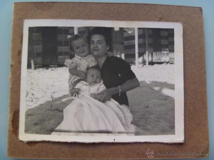 Photographie ancienne: FOTO DE JOVEN MADRE CON SU BEB&Eacute; Y OTRO , EN LA PLAYA , A&Ntilde;OS 40