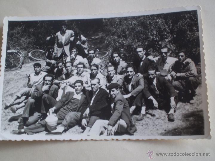 Fotograf&iacute;a antigua: ANTIGUA FOTOGRAFIA GRUPO DE CHICOS BICICLETAS AL FONDO,FOTO JUMAN,CADIZ.A&Ntilde;OS 40,50