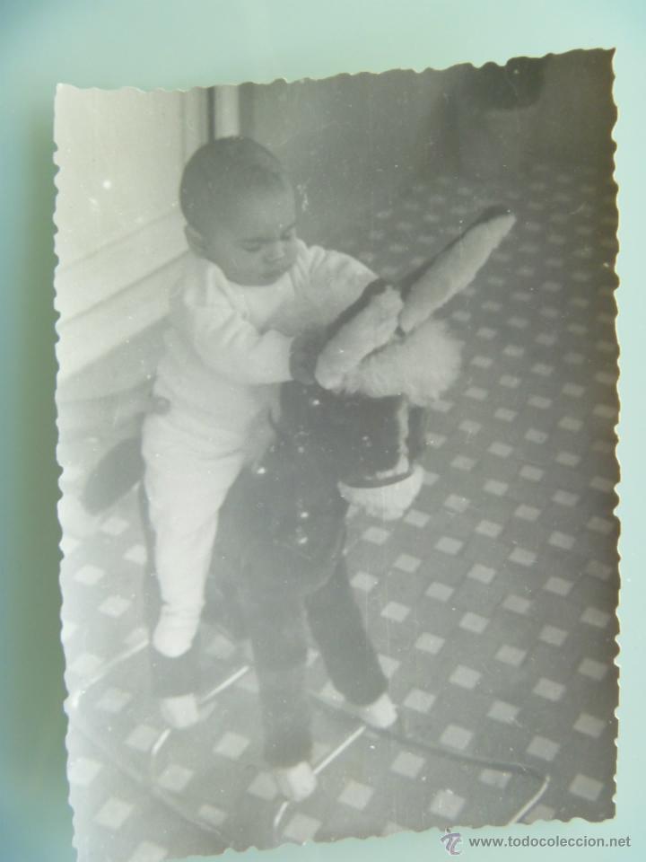 Fotografia antiga: FOTO  DE BEB&Eacute; MONTADO EN UN CABALLITO DE JUGUETE , A&Ntilde;OS 60