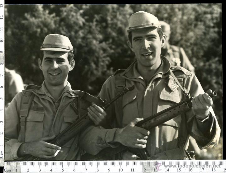Fotografia antiga: FOTOGRAFIA MILITAR , MILITARES DE INGENIERO CON SUBFUSIL Z Y ZAHARIANA