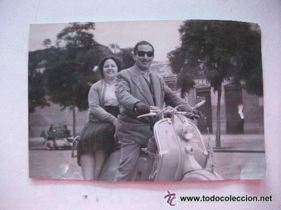 Fotograf&iacute;a antigua: FOTO DE SE&Ntilde;ORES EN MOTO VESPA ....... 6 x 9,5 cm.