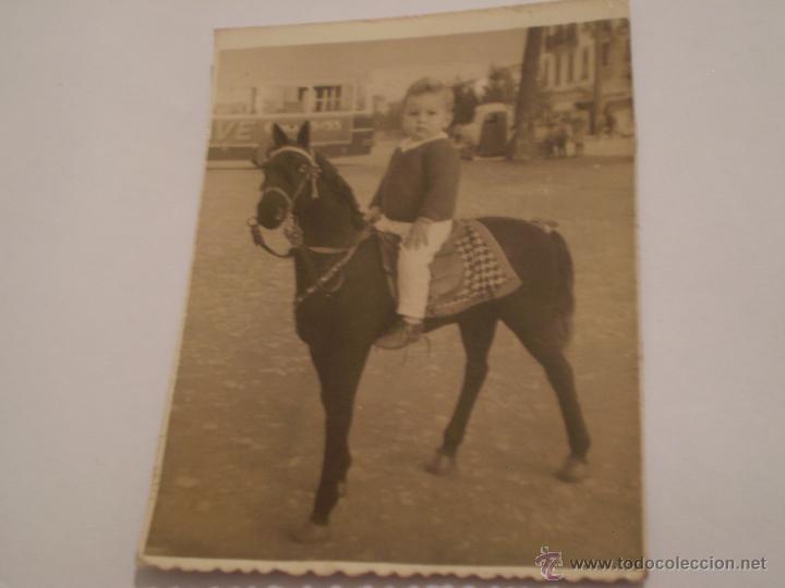 Fotografia antica: ANTIGUA FOTOGRAFIA NI&Ntilde;O EN CABALLO ATRACCION DE FERIA.SEVILLA,1961